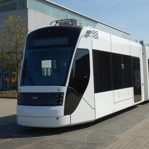 Siemens Avenio-Straßenbahnen (hier das Modell für Katar) können mit Oberleitung oder mit unterschiedlichen Stromspeichern fahren