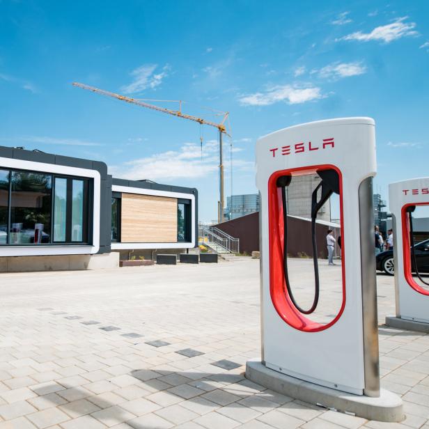 Um das Laden seines E-Autos so kurzweilig wie möglich zu gestalten, hat sich eine Tesla-Ladestation etwas Besonderes überlegt. 