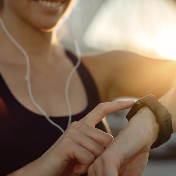 Frau schaut auf Smartwatch