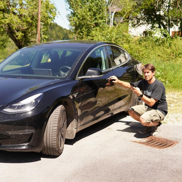 Er zeigt, wie man Teslas hacken kann