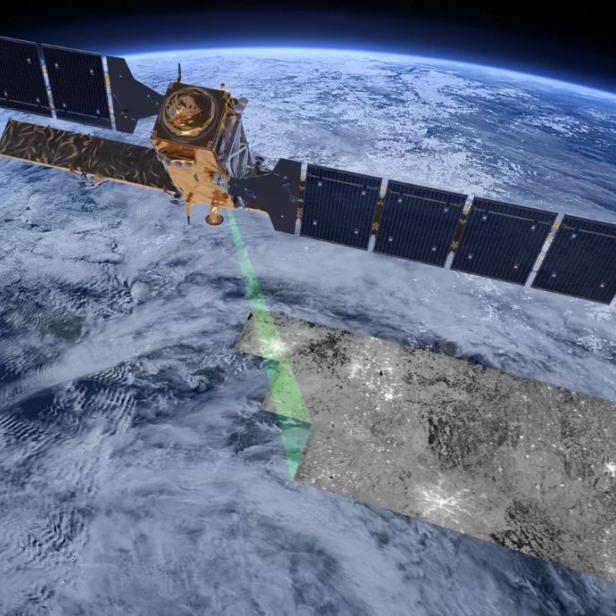 Ein Satellit mit Solarpanelen sendet einen grünen Laserstrahl zur Erde.
