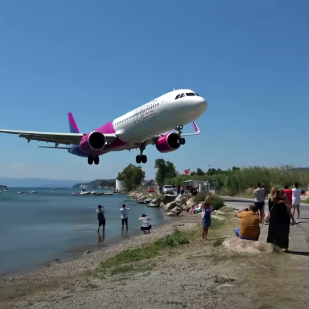 Video: Ferienflieger überrascht mit extrem niedrigem Landeanflug