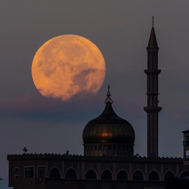 Ein Supermond, bekannt als „Superblumenmond“, geht über der Nabi-Sain-Moschee in Nazareth auf.