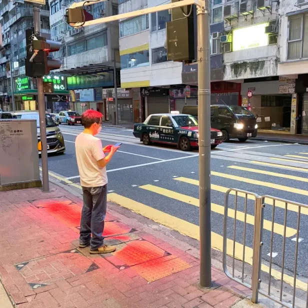 Rotes Licht wird auf den Boden gestrahlt.