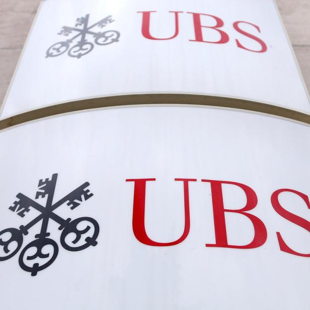 Zwei Schilder mit dem roten UBS-Logo und dem Schlüssel-Symbol.