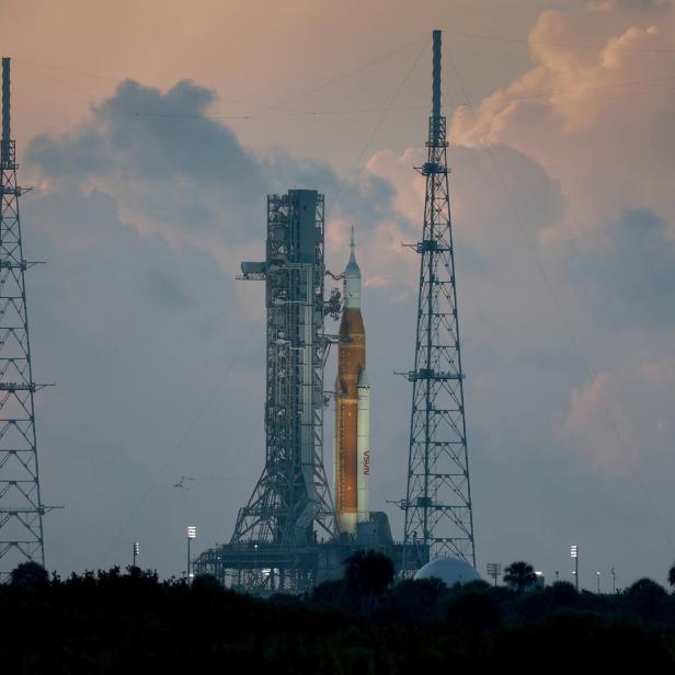 Mit der SLS-Trägerrakete startet vom Kennedy Space Center in Florida aus ins All.