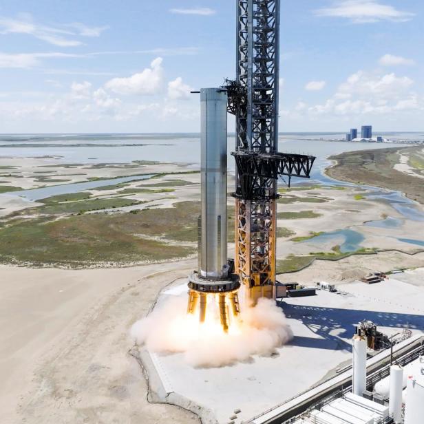 Video: SpaceX zündet erstmals 7 Starship-Triebwerke gleichzeitig