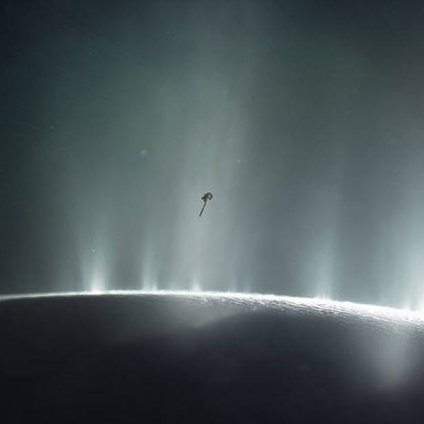 Die Raumsonde Cassini sammelte Daten von den Ausdünstungen Enceladus.