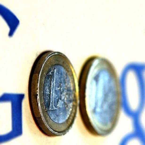 Zwei Euro-Münzen verdecken Teile des Google-Logos.