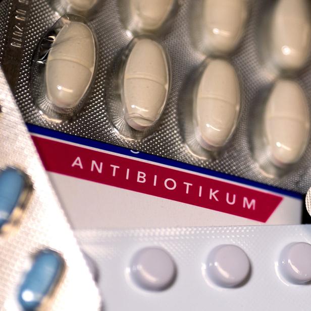 Verschiedene Blisterpackungen mit Tabletten, darunter ein Antibiotikum.