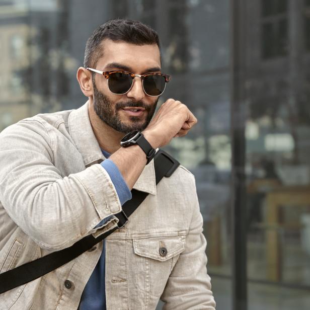 Man mit Garmin-Smartwatch