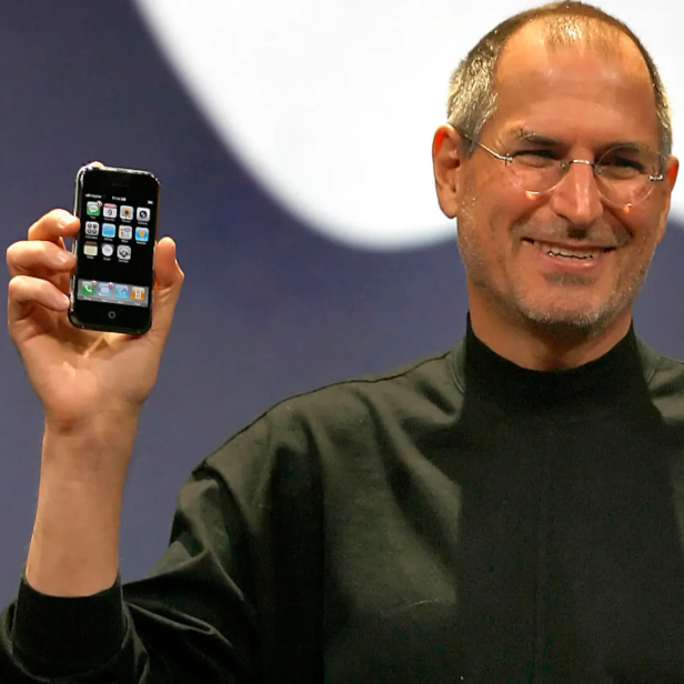 Steve Jobs mit dem originalen iPhone