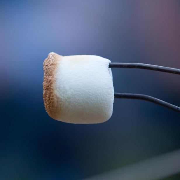 Marshmallow wird gegrillt