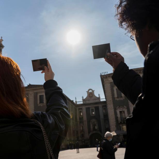 People watch the sun, mistakenly expecting an eclipse in Catania