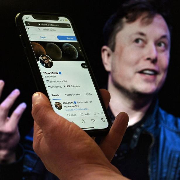 Smartphone mit Twitter vor Foto von Elon Musk