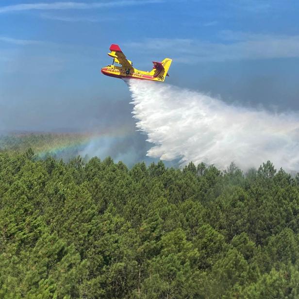 Canadair-Flugzeug beim Löschen