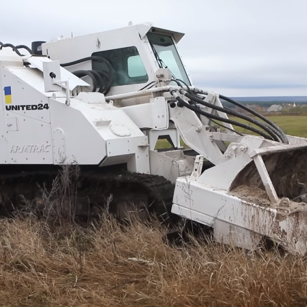 Der Armtrac 400 ähnelt einem gepanzerten Traktor.