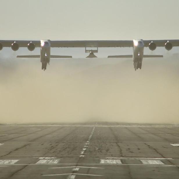 Stratolaunch Roc beim Abflug vom Mojave Air and Space Port