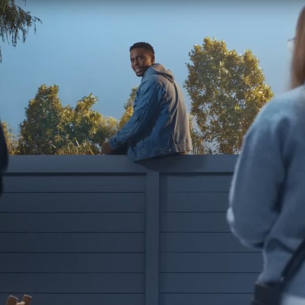 Mann sitzt in Samsung-Werbespot auf einem Zaun