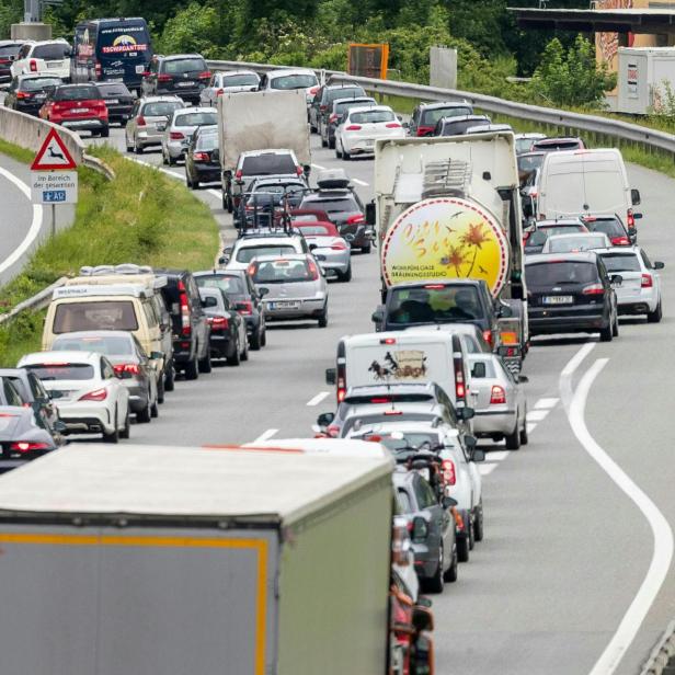 ++ THEMENBILD ++ TIROL: PFINGSTVERKEHR / PFINGSTEN  / PFINGSTURLAUB / STAU / VERKEHR