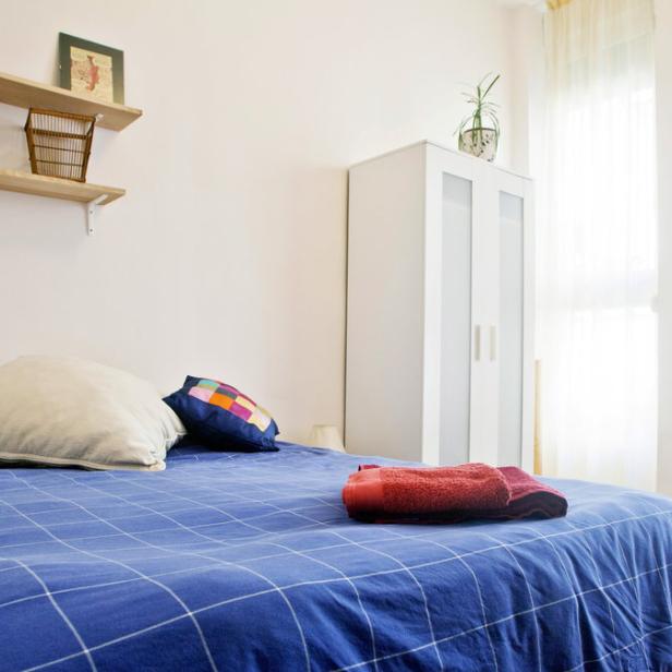Ein Schlafzimmer mit einem Bett, einem Schrank und einem Sitzsack.