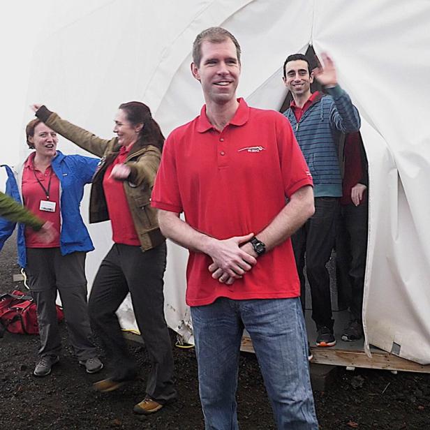 Sechs Wissenschaftler treten nach einem Jahr erstmals ohne Raumanzug aus dem HI-SEAS Dome in Hawaii