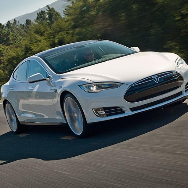 Überraschend den Einzug unter die besten 7 Autos für den europäischen Markt dieses Jahres geschafft hat auch das Luxus-Elektroauto Tesla Model S