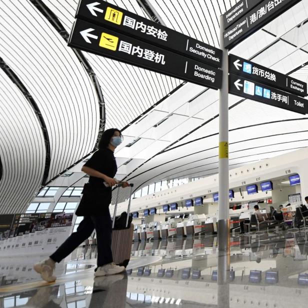 Flugpassagierin auf dem futuristischen Flughafen Peking Daxing