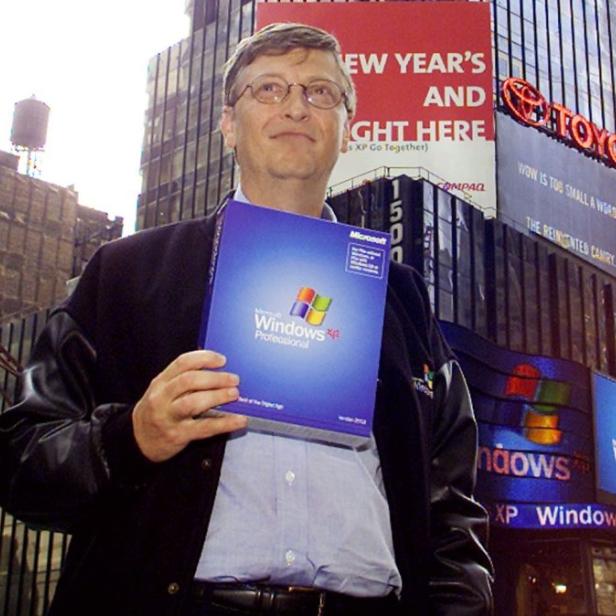 Happy Birthday, Windows XP! Der damalige Microsoft-CEO Bill Gates auf dem Times Square in New York am 25. Oktober 2001