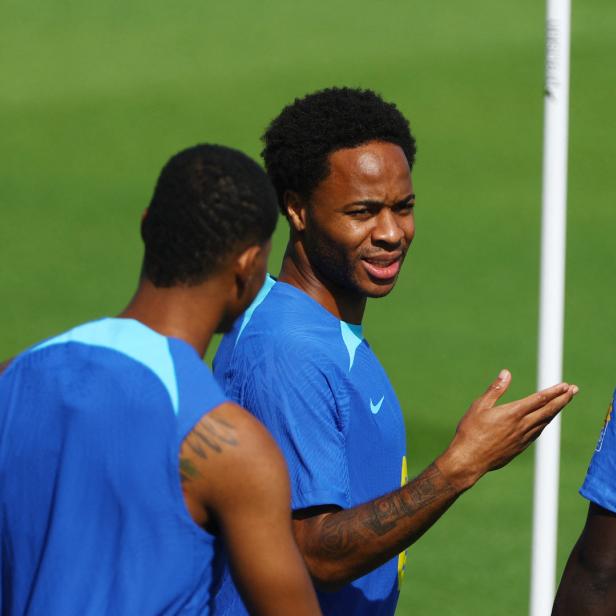 Die britischen Spieler Raheem Sterling (links) and Bukayo Saka (rechts) während eines Trainings in Qatar.