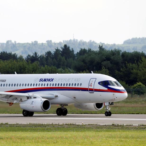 Ein Sukhoi Superjet 100 mit regulären Triebwerken im Jahr 2017