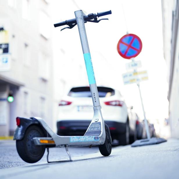 E-Scootern auf Gehsteigen wird in Wien der Kampf angesagt.