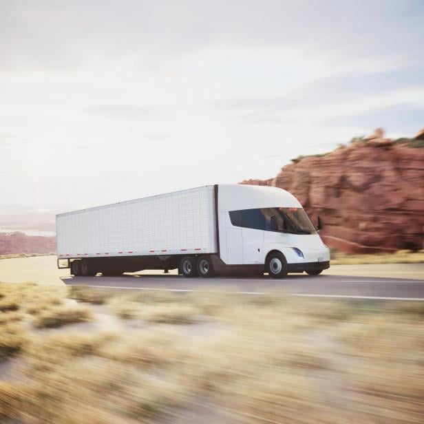 Der erste Tesla Semi soll am 1. Dezember ausgeliefert werden.