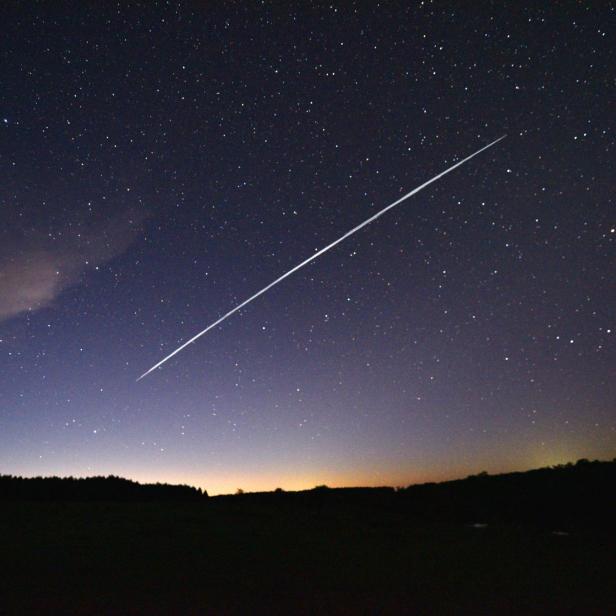 Lanzeitbelichtung zeigt Starlink-Karawane am Nachthimmel