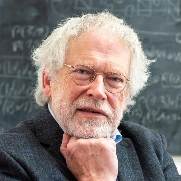 Quantenphysiker Anton Zeilinger vor einer Tafel.