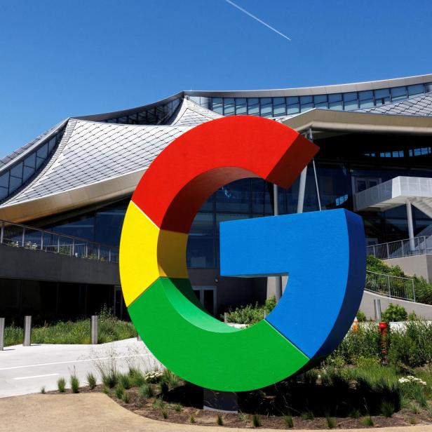 FILE PHOTO: ToGoogle hält seinen Chatbot LaMDA hinter verschlossenen Türen zurück, solange ChatGPT nicht zu einem ernsthaften Konkurrenten am Gebiet der Künstlichen Intelligenz wird.ur of Google's new Bay View Campus in Mountain View