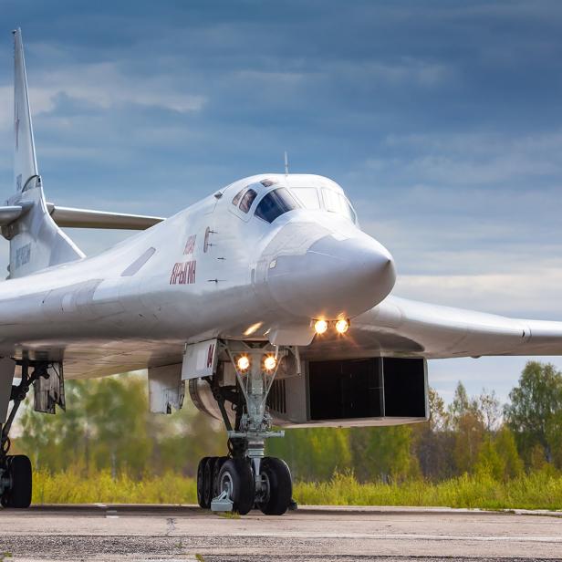 So schlägt sich Russlands nuklearer Stealth-Bomber gegen den B-2