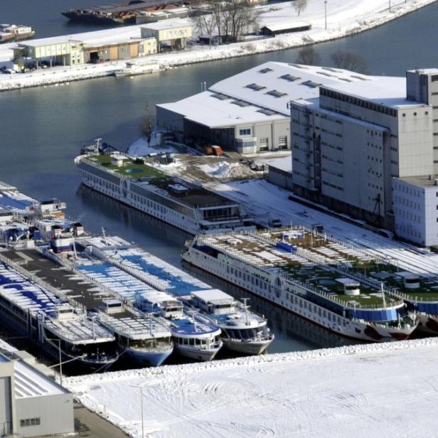 Linz Hafen: Kreuzfahrtschiffe überwintern, Handelshafen