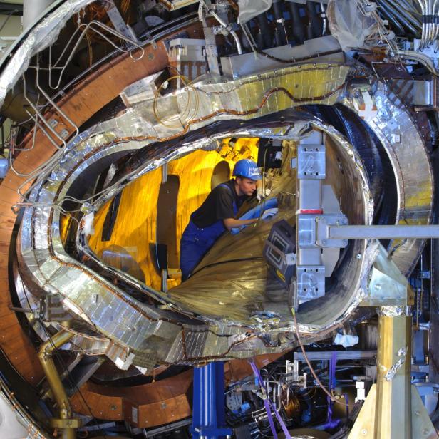 Ein Techniker im Inneren des Torus des Wendelstein 7X Fusionsreaktors in Deutschland