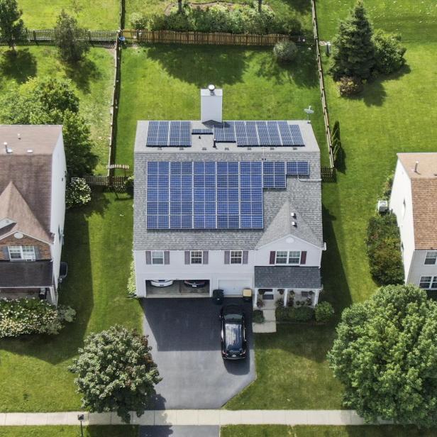 Solaranlage auf einem Dach eines Familienhauses