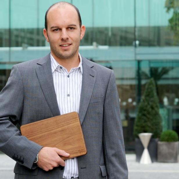 Der Knittelfelder A. Brandner mit einer Ipad-Hülle aus Holz.