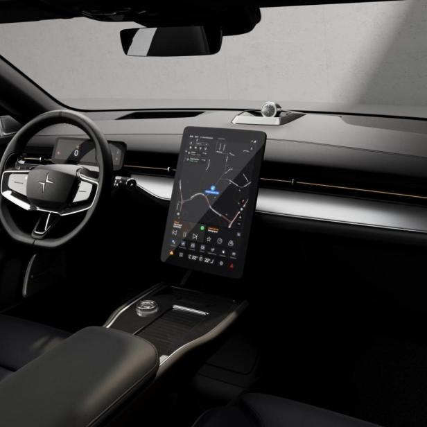 Innenansicht eines Polestar-Fahrzeugs mit Navigationssystem auf dem Bildschirm.