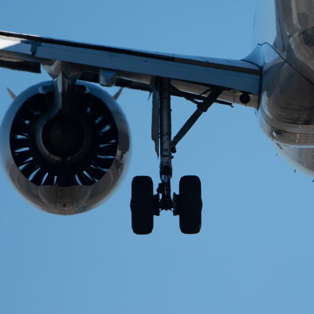 Toter in Fahrwerkschacht in Flugzeug aus Teheran