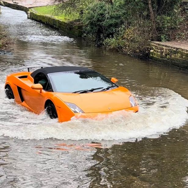 Auto fährt durch Flussdurchquerung