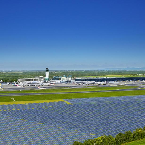 Die Photovoltaik-Anlage des Flughafens Wien erstreckt sich über ein großes Feld neben einer Landebahn