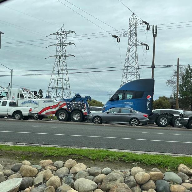 Ein brandneuer Tesla-Lkw wird abgeschleppt