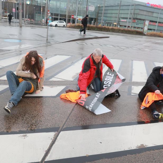 Klima-Kleber der Letzten Generation protestieren am WienerPraterstern