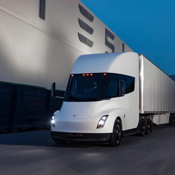 Tesla lieferte die ersten Semi Trucks im Dezember aus.