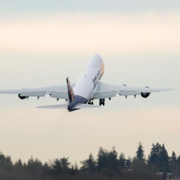 Letzter Jumbo-Jet zeichnet 747-Symbol in den Himmel