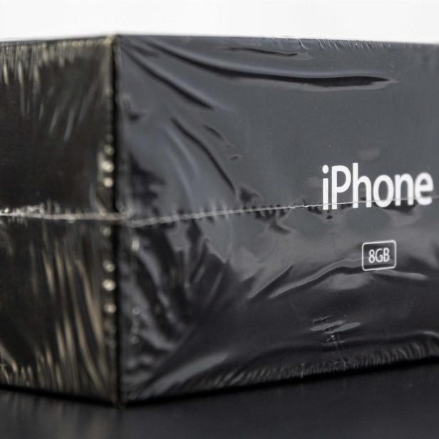 Dieses originalverpackte iPhone aus dem Jahr 2007 wird von LCG Auctions versteigert